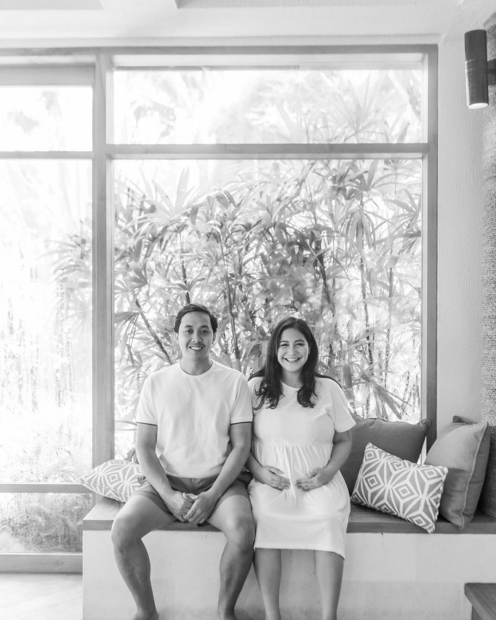 10 Potret maternity kehamilan kedua Caca Tengker, simpel dan elegan