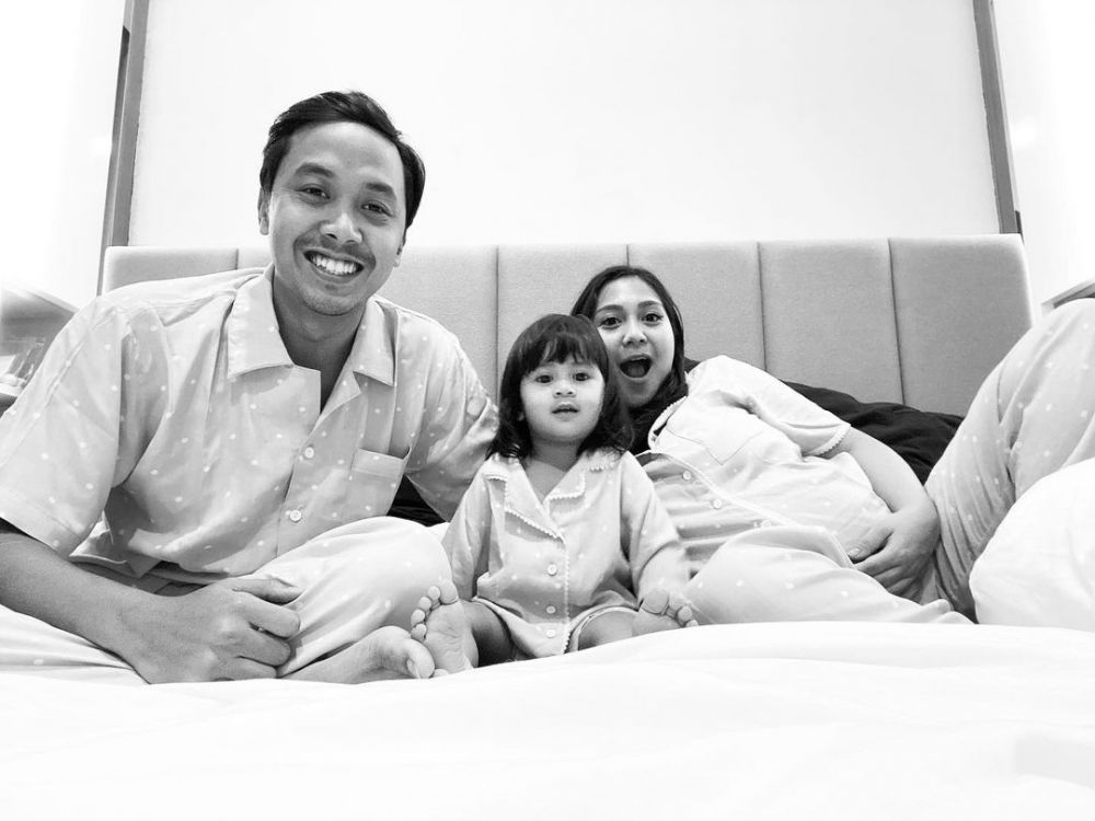 10 Potret maternity kehamilan kedua Caca Tengker, simpel dan elegan