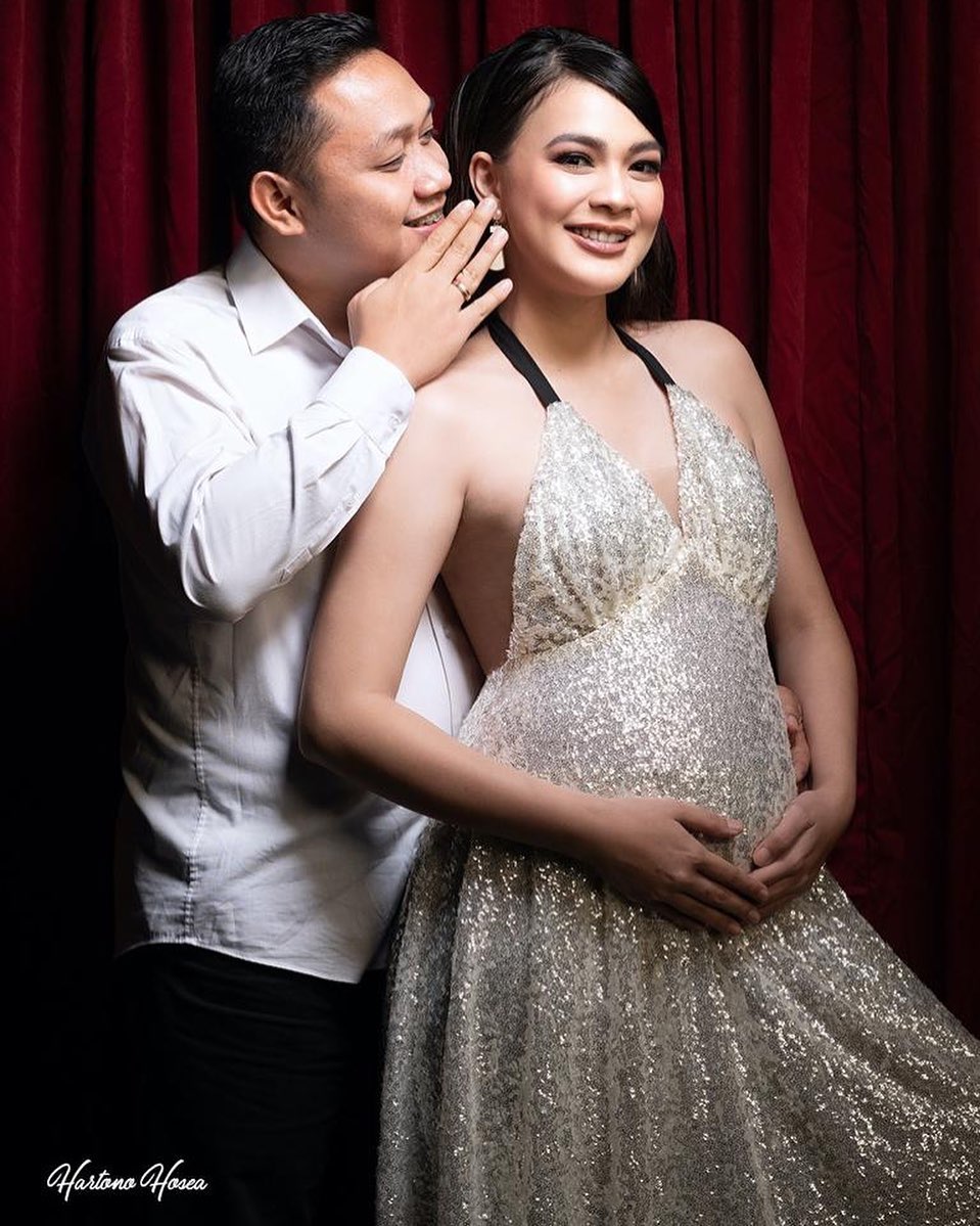 8 Potret maternity Kezia Warouw & suami, gaya rambut curi perhatian