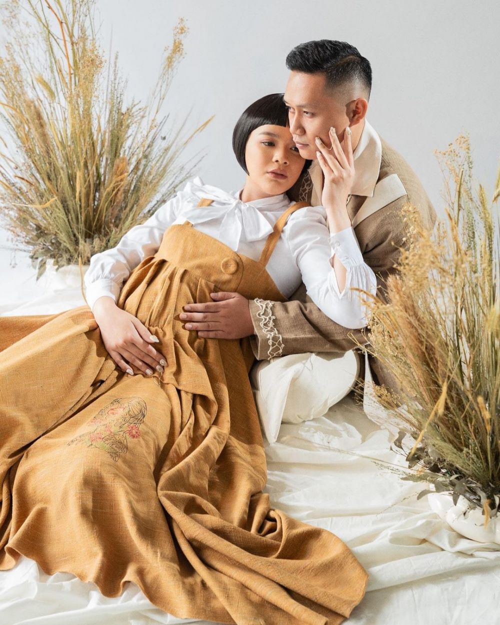 8 Potret maternity Kezia Warouw & suami, gaya rambut curi perhatian