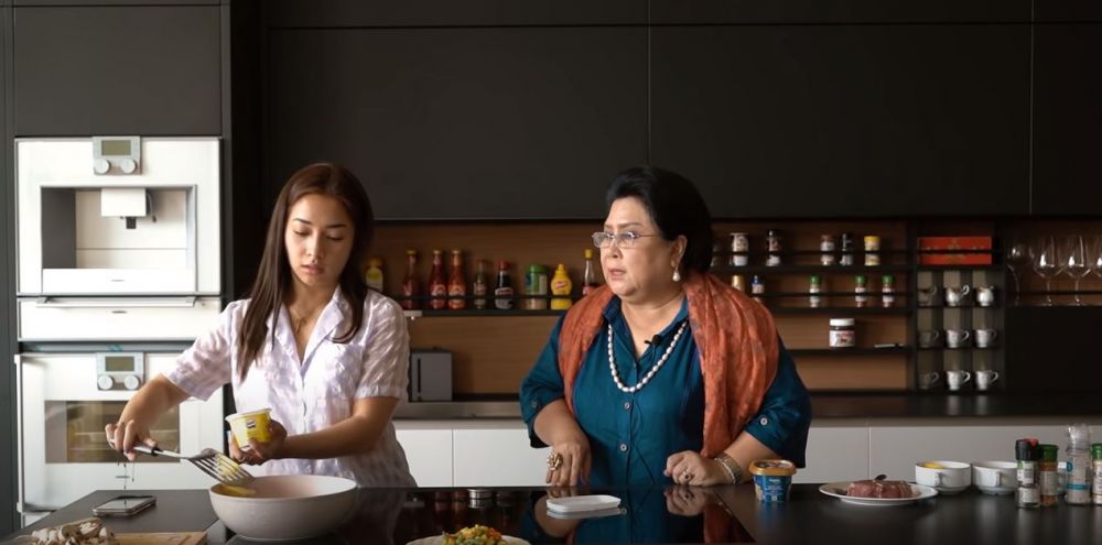 10 Momen Nikita Willy belajar masak bareng ibu mertua, tuai pujian