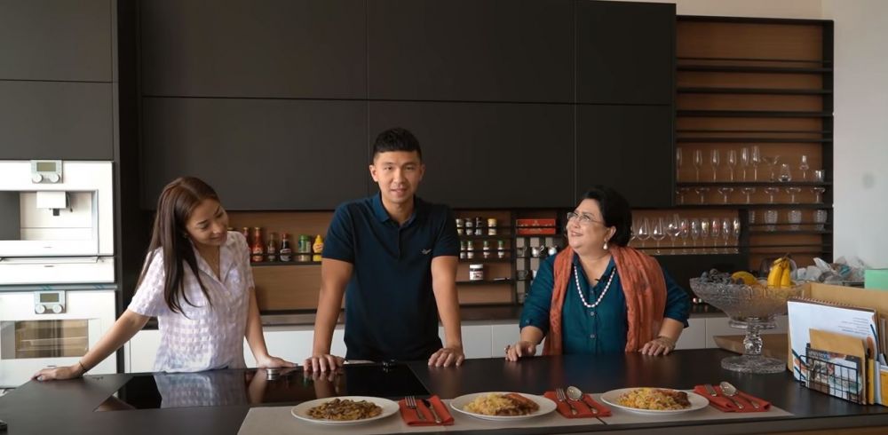10 Momen Nikita Willy belajar masak bareng ibu mertua, tuai pujian