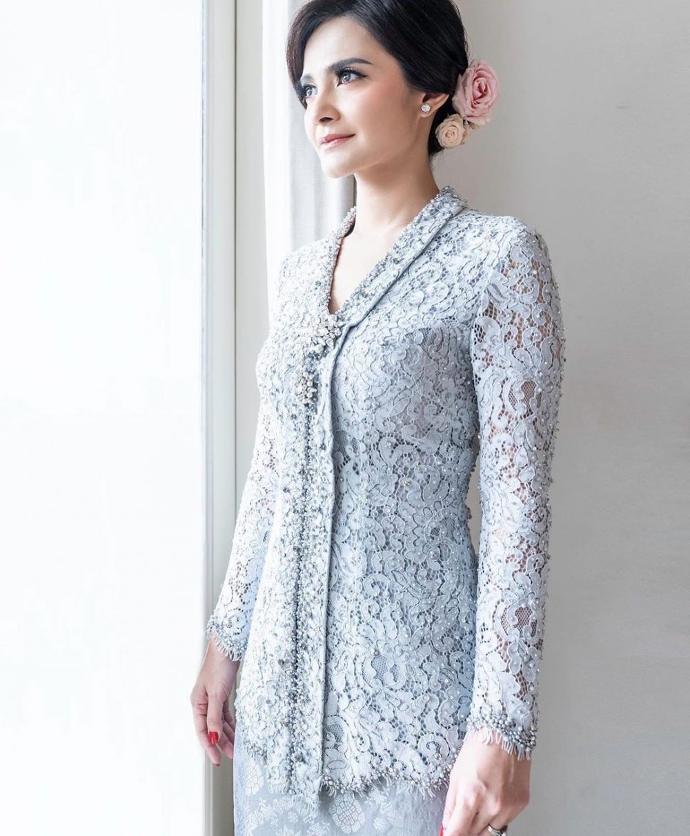 Bukan warna putih, kebaya 10 seleb saat menikah ini curi perhatian