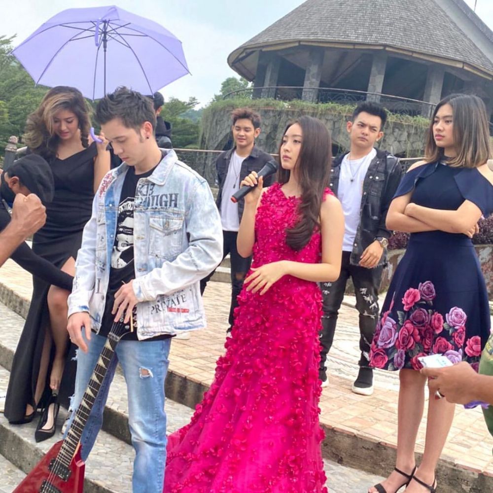 10 Potret kompak Natasha Wilona & The Junas Monkey di balik layar
