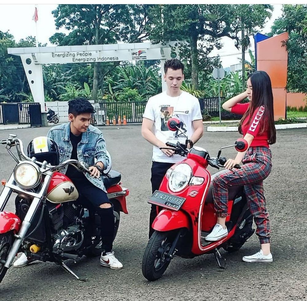 10 Potret kompak Natasha Wilona & The Junas Monkey di balik layar