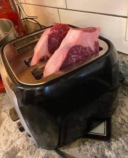 10 Potret absurd orang bakar daging ini bikin geleng kepala