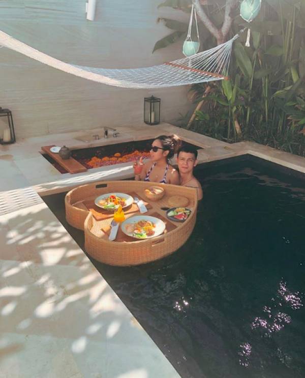 Gaya kemesraan 10 pasang seleb sarapan di kolam renang, so sweet