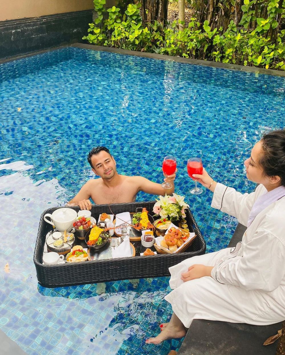 Gaya kemesraan 10 pasang seleb sarapan di kolam renang, so sweet