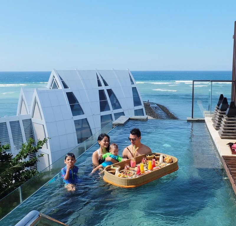 Gaya kemesraan 10 pasang seleb sarapan di kolam renang, so sweet