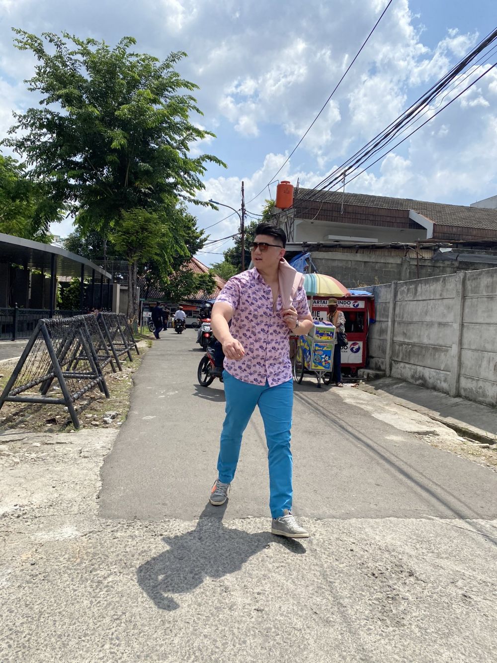 Makan bubur di pinggir jalan, penampilan Chef Arnold jadi sorotan