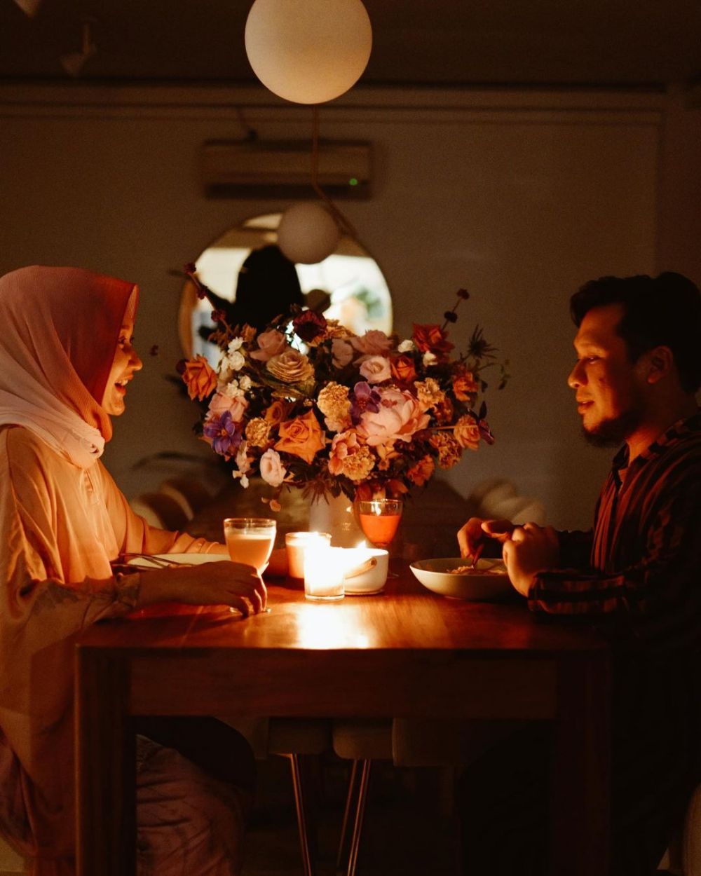 10 Momen dinner ultah pernikahan Dian Pelangi, menunya jadi sorotan