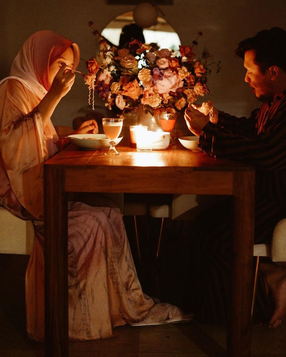 10 Momen dinner ultah pernikahan Dian Pelangi, menunya jadi sorotan