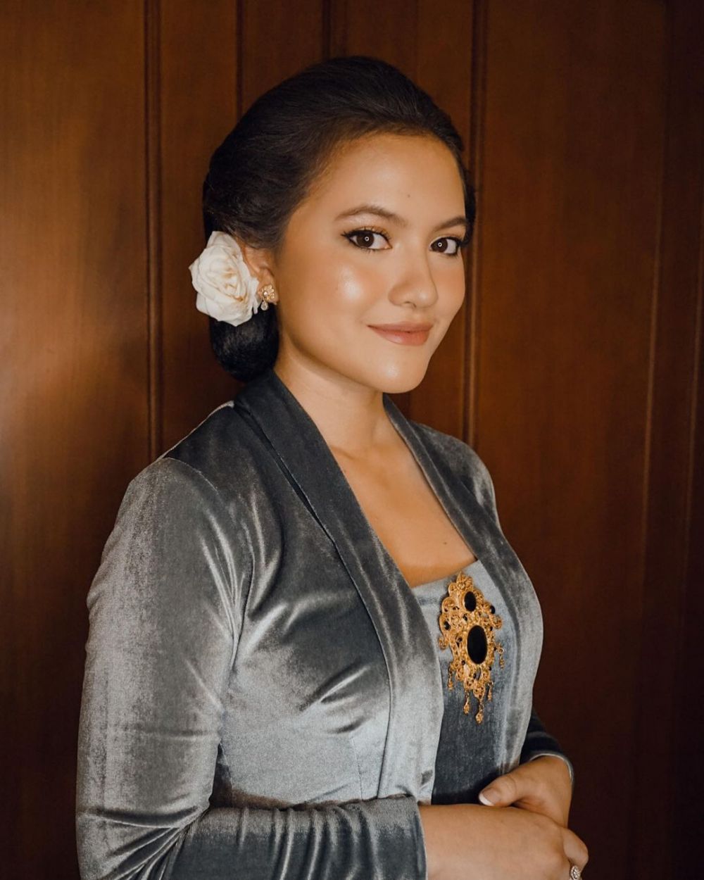 8 Potret Marsha Aruan kenakan busana adat Jawa, bikin pangling