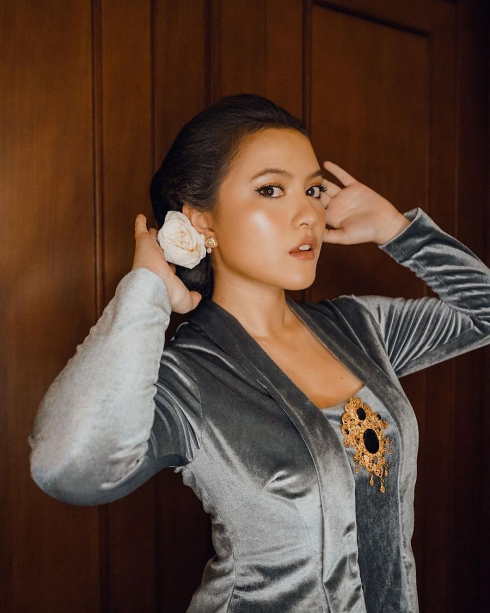 8 Potret Marsha Aruan kenakan busana adat Jawa, bikin pangling