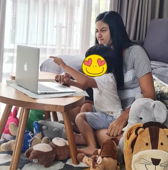 Momen 10 Puteri Indonesia momong anak, gayanya natural banget