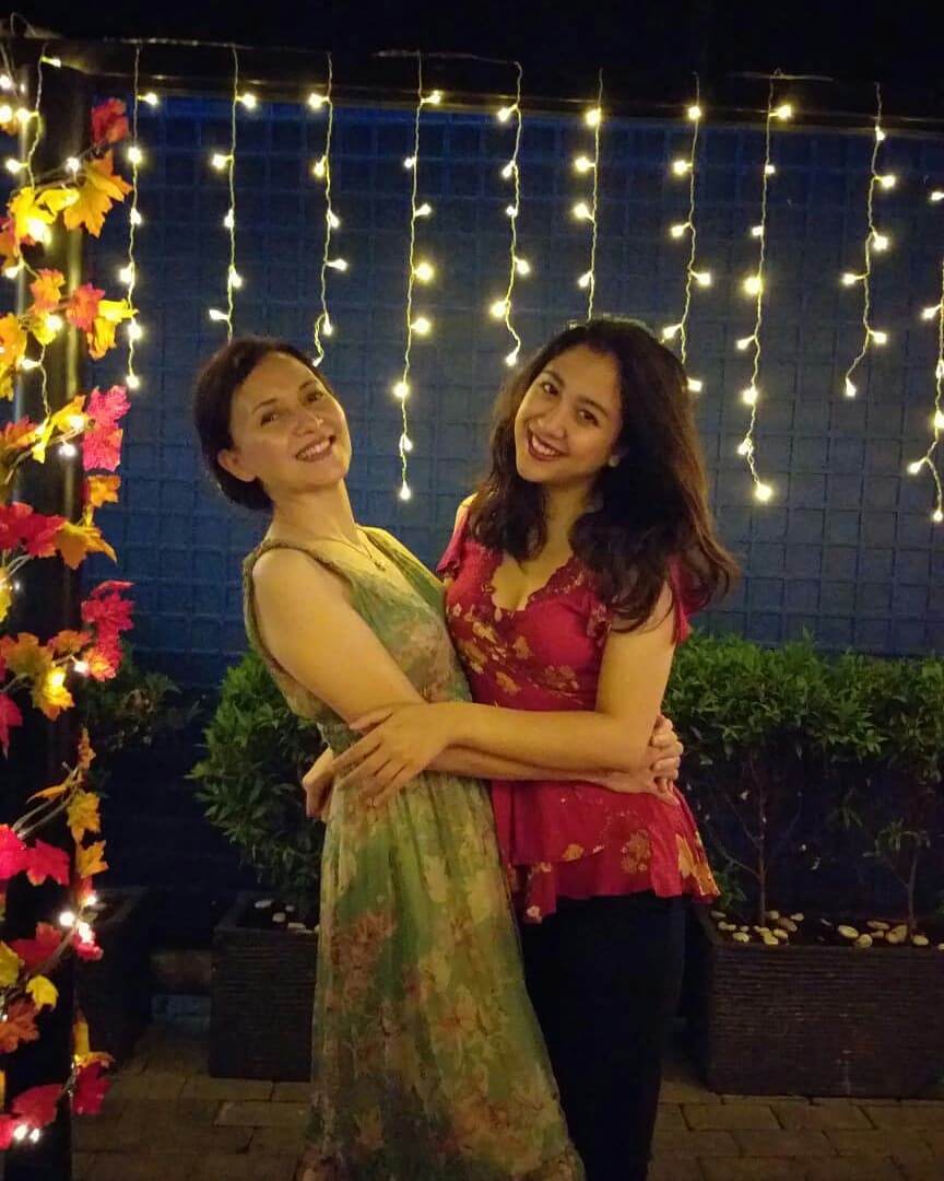 10 Potret kebersamaan Sherina dan ibu, bak seumuran