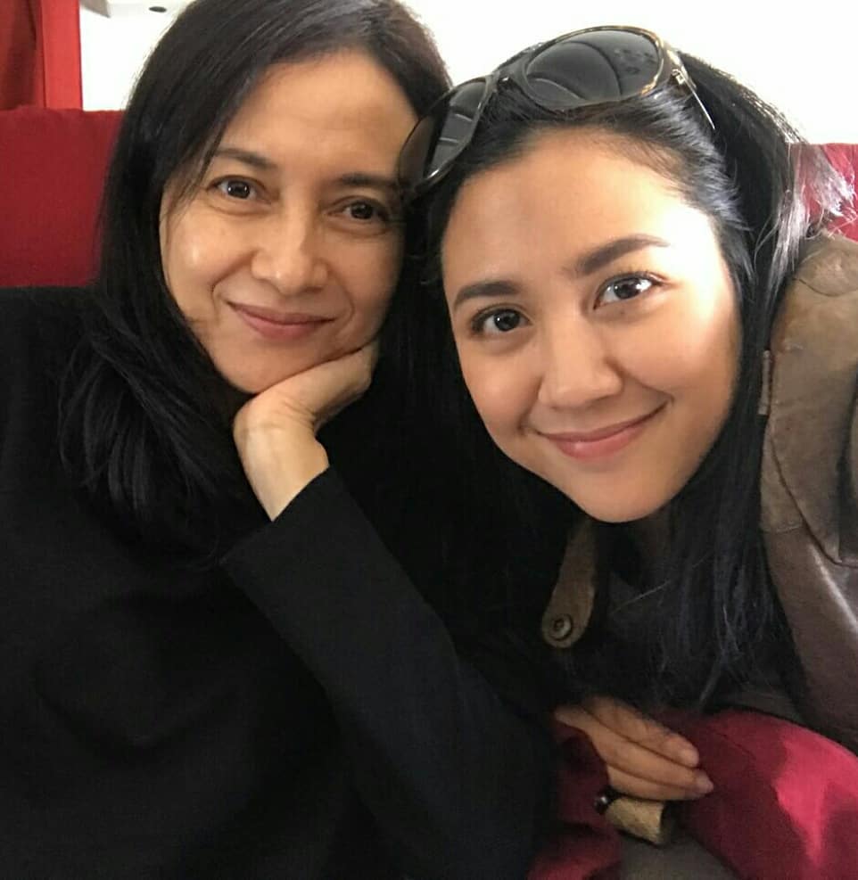 10 Potret kebersamaan Sherina dan ibu, bak seumuran