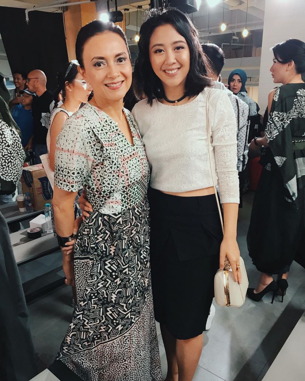 10 Potret kebersamaan Sherina dan ibu, bak seumuran