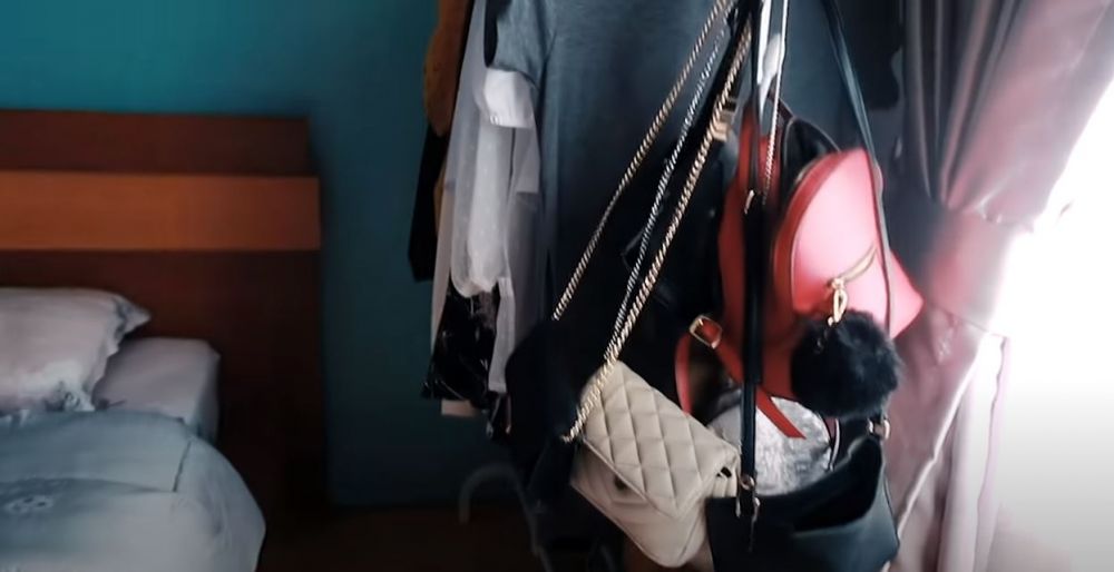 10 Potret kamar tidur Megan Domani, simpan barang kenangan