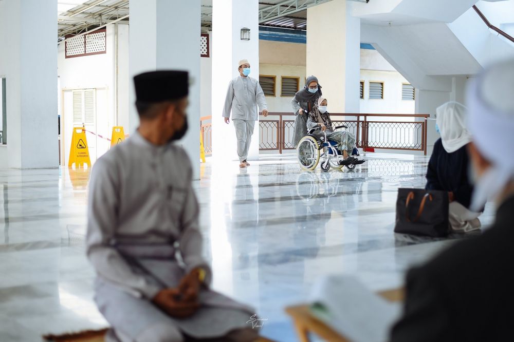 10 Momen haru pria gendong ibu yang sakit demi menyaksikan pernikahan