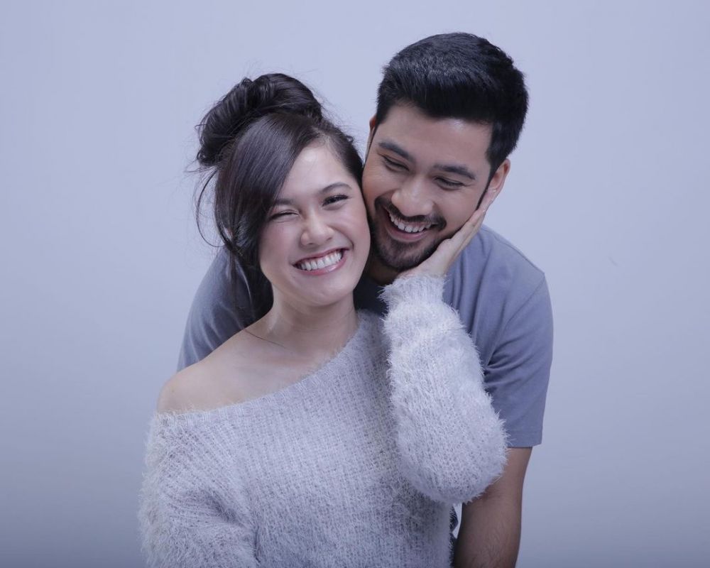 Rayakan anniversary, ini 10 potret mesra Annissa Soebandono & suami