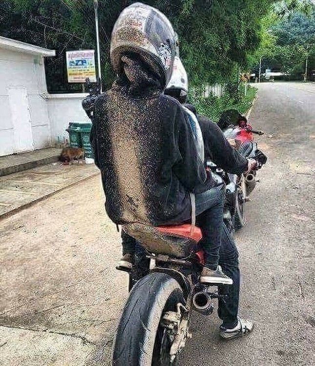 9 Momen apes naik motor lewati tanah basah, mau ketawa takut dosa
