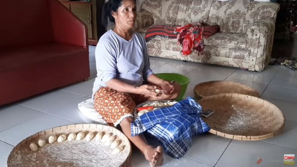 8 Potret keseharian oma dan opa Betrand Peto, sehari-hari jualan kue