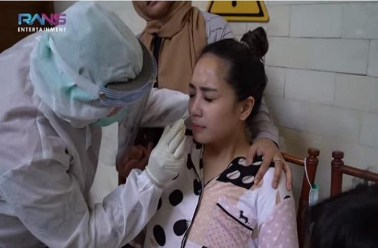 Momen 10 seleb jalani swab test, ekspresi Teuku Wisnu jadi sorotan