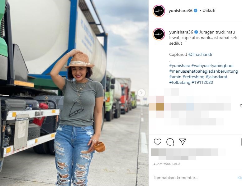 10 Momen Yuni Shara liburan ke Semarang, pose cantik di samping truk
