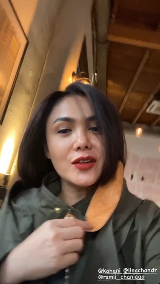 10 Momen Yuni Shara liburan ke Semarang, pose cantik di samping truk