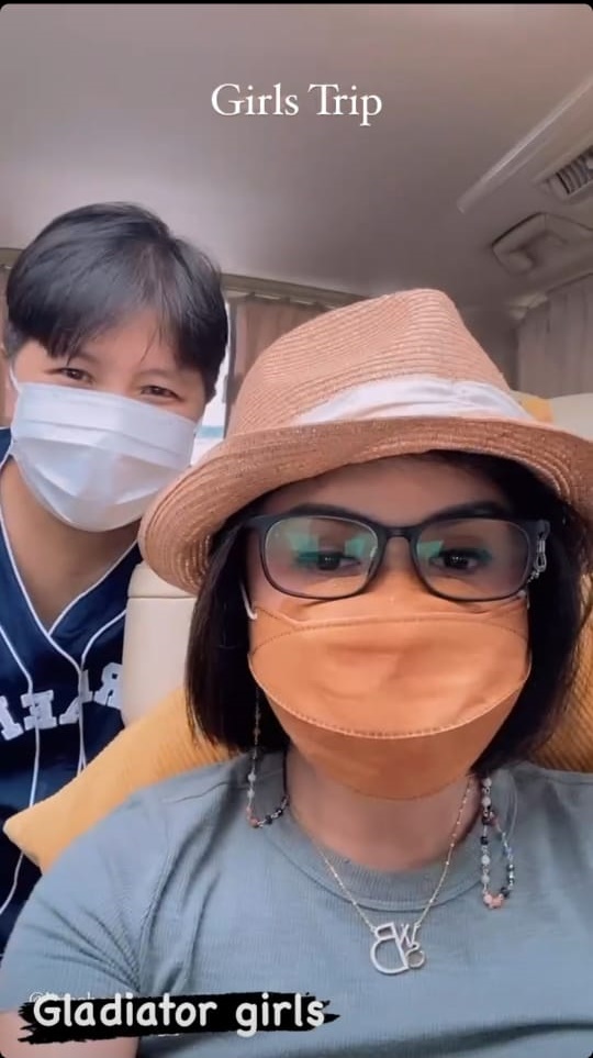 10 Momen Yuni Shara liburan ke Semarang, pose cantik di samping truk