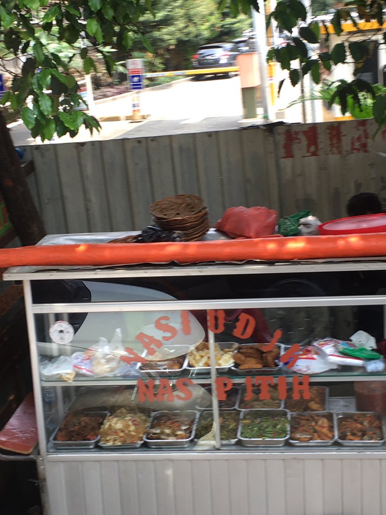 10 Tulisan lucu di etalase dagangan ini bikin pembeli senyum geli