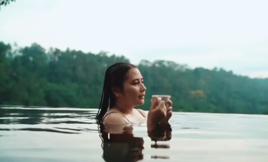 10 Potret liburan Prilly Latuconsina di pantai, wajahnya jadi sorotan