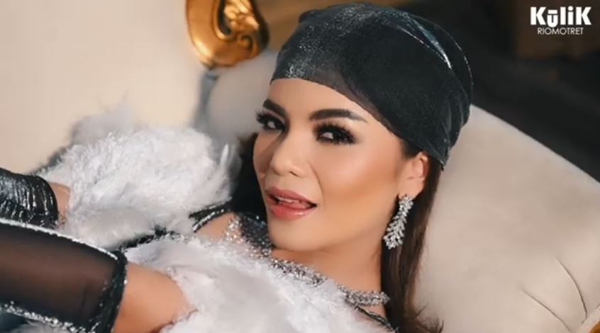 8 Gaya pemotretan terbaru Dinar Candy, bak madam era 80-an