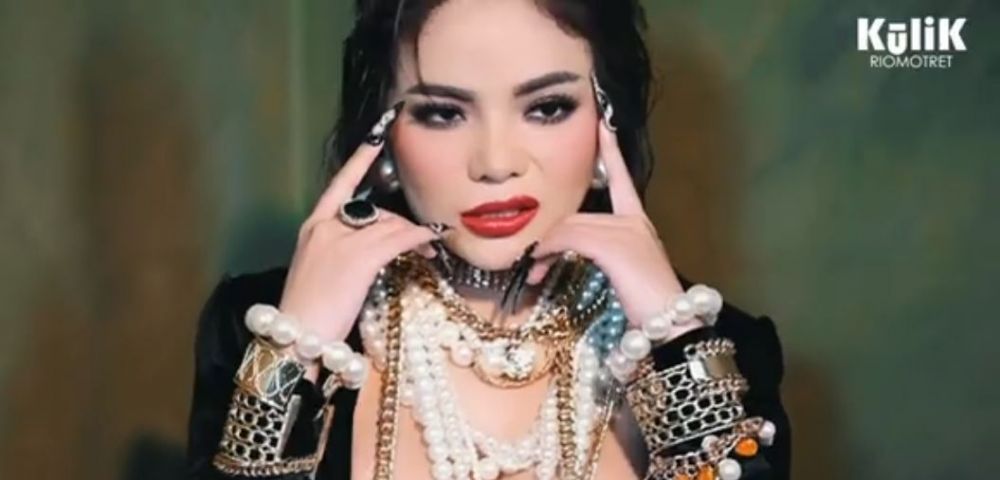 8 Gaya pemotretan terbaru Dinar Candy, bak madam era 80-an