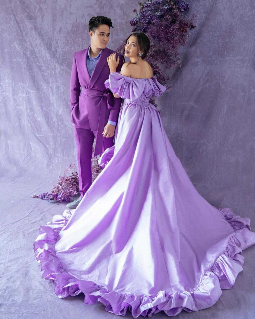 8 Gaya pemotretan Angela Gilsha & Mischa Chandrawinata, serba ungu