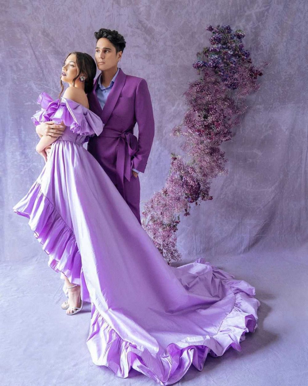 8 Gaya pemotretan Angela Gilsha & Mischa Chandrawinata, serba ungu