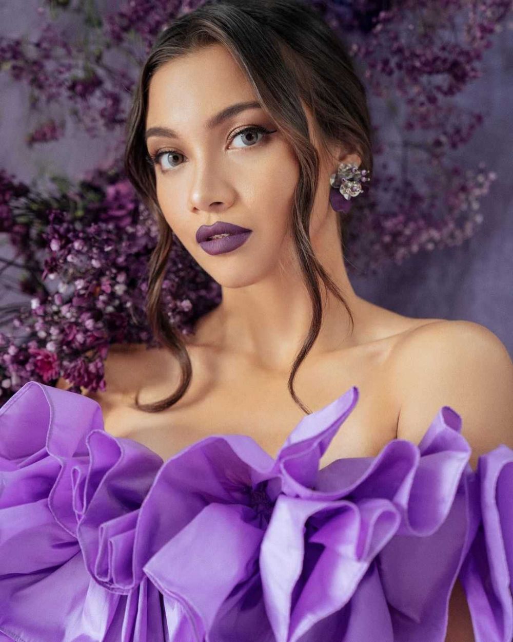 8 Gaya pemotretan Angela Gilsha & Mischa Chandrawinata, serba ungu