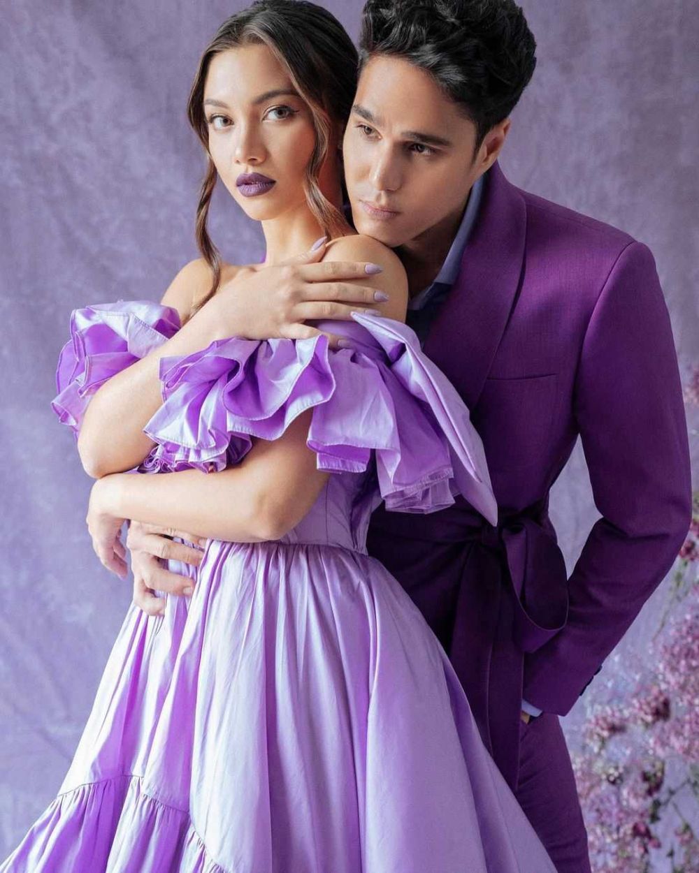 8 Gaya pemotretan Angela Gilsha & Mischa Chandrawinata, serba ungu