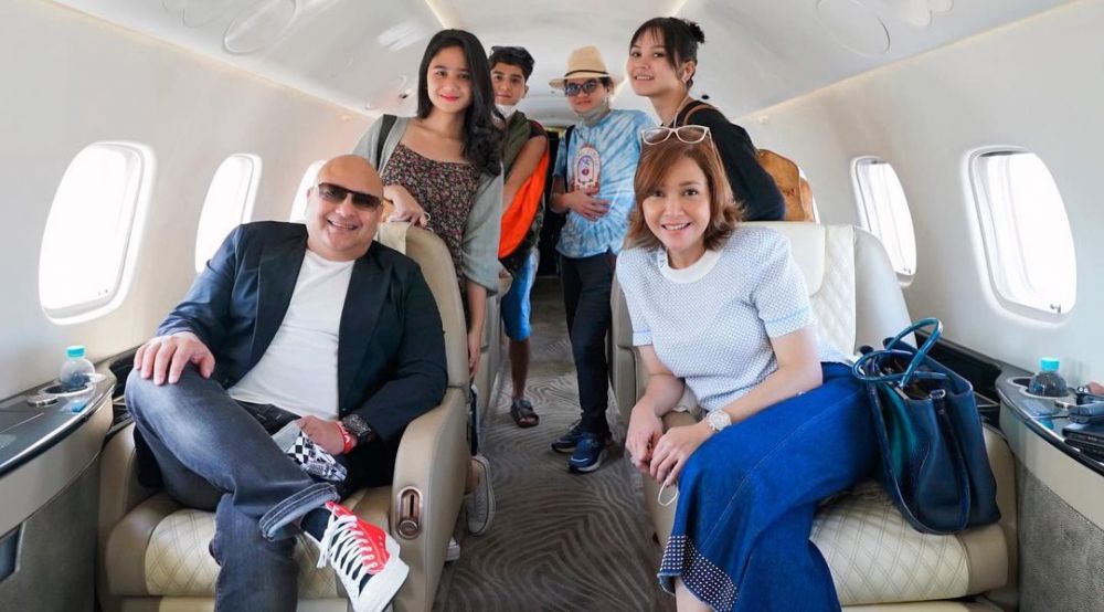 Maia Estianty ajak kekasih anaknya liburan bareng naik private jet