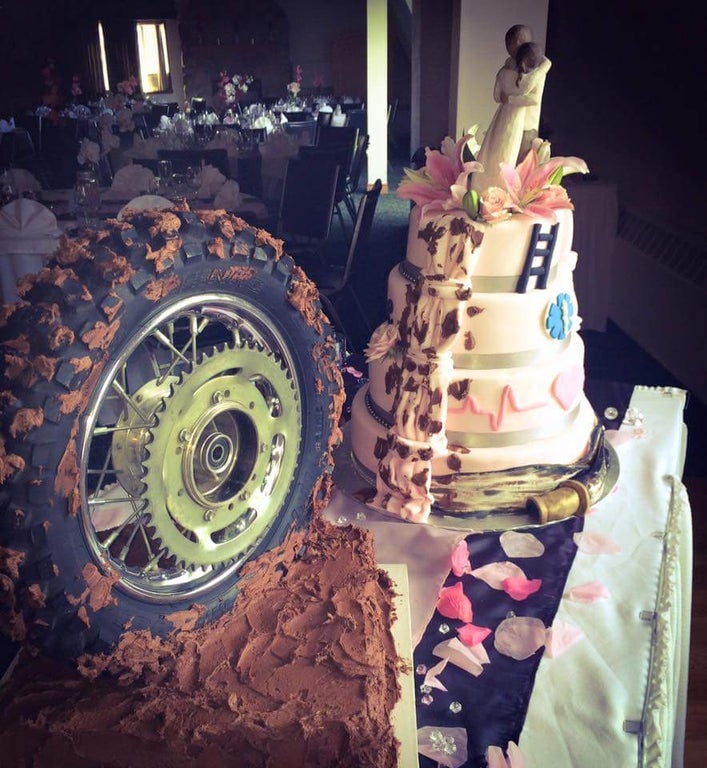 10 Potret wedding cake gagal ini bikin pengantin cemberut seharian