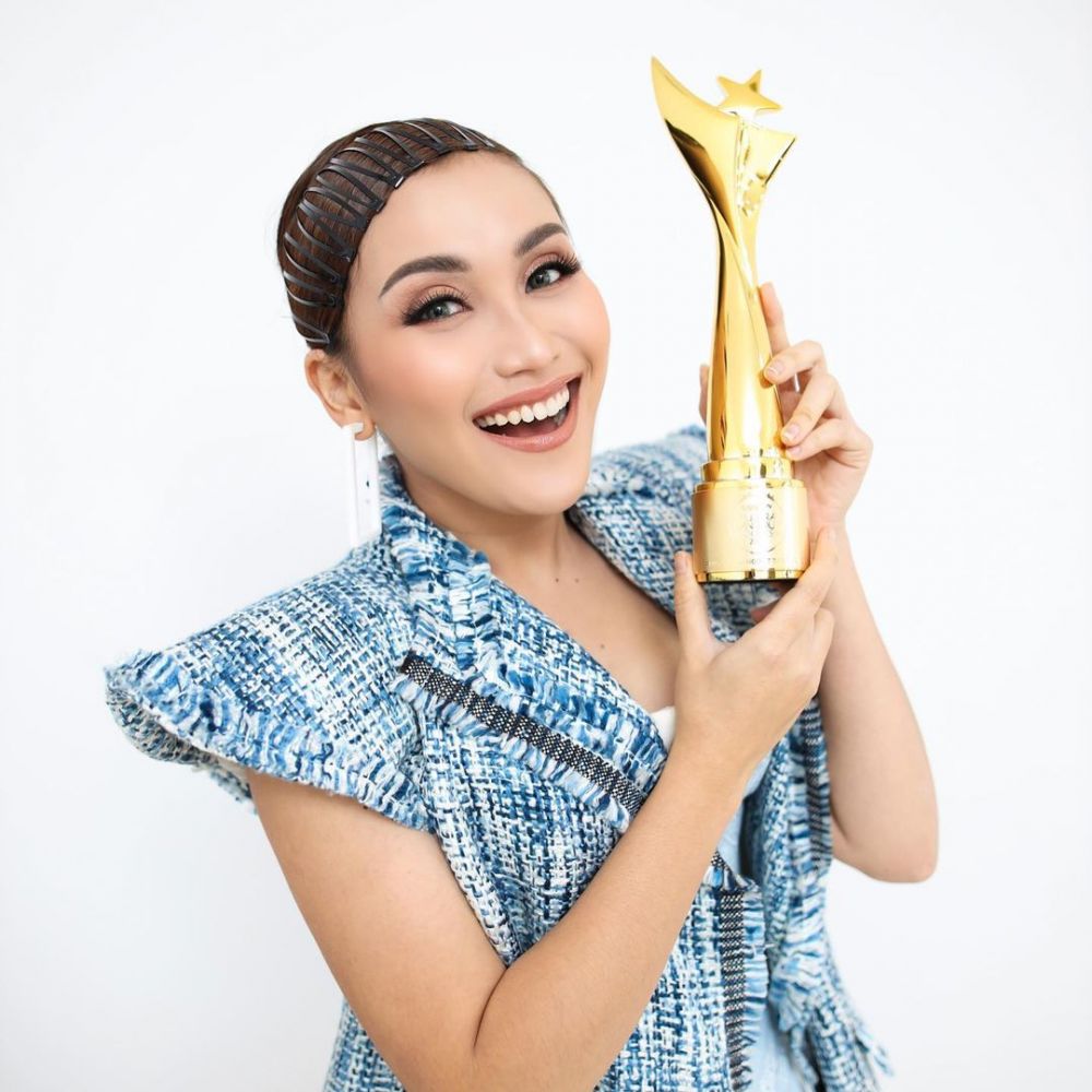 7 Pesona Ayu Ting Ting di Anugerah Dangdut Indonesia, raih 4 piala