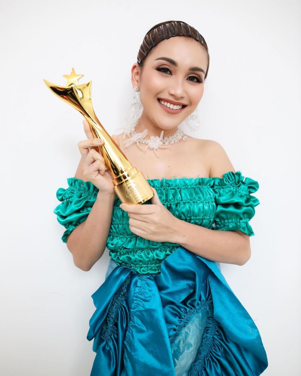 7 Pesona Ayu Ting Ting di Anugerah Dangdut Indonesia, raih 4 piala
