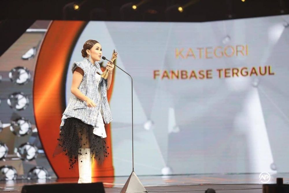 7 Pesona Ayu Ting Ting di Anugerah Dangdut Indonesia, raih 4 piala