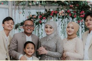 Honeymoon ke Bali, Sule dan Nathalie boyong keluarga besar naik bus