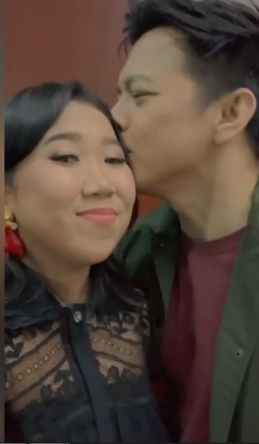 Momen Ariel Noah kecup pipi Kiky Saputri ini jadi sorotan