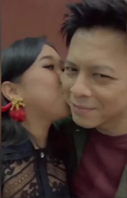 Momen Ariel Noah kecup pipi Kiky Saputri ini jadi sorotan