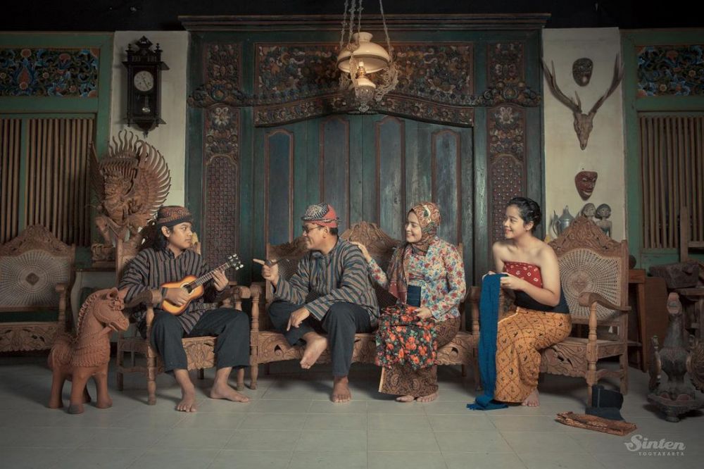 10 Pemotretan keluarga Uya Kuya dengan baju adat Jawa, klasik banget