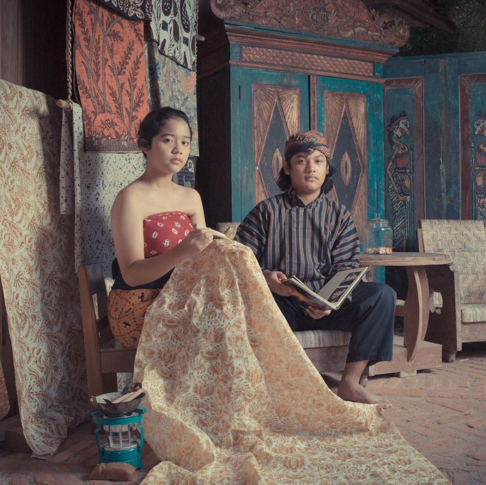 10 Pemotretan keluarga Uya Kuya dengan baju adat Jawa, klasik banget