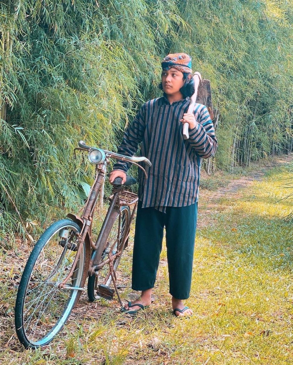 10 Pemotretan keluarga Uya Kuya dengan baju adat Jawa, klasik banget